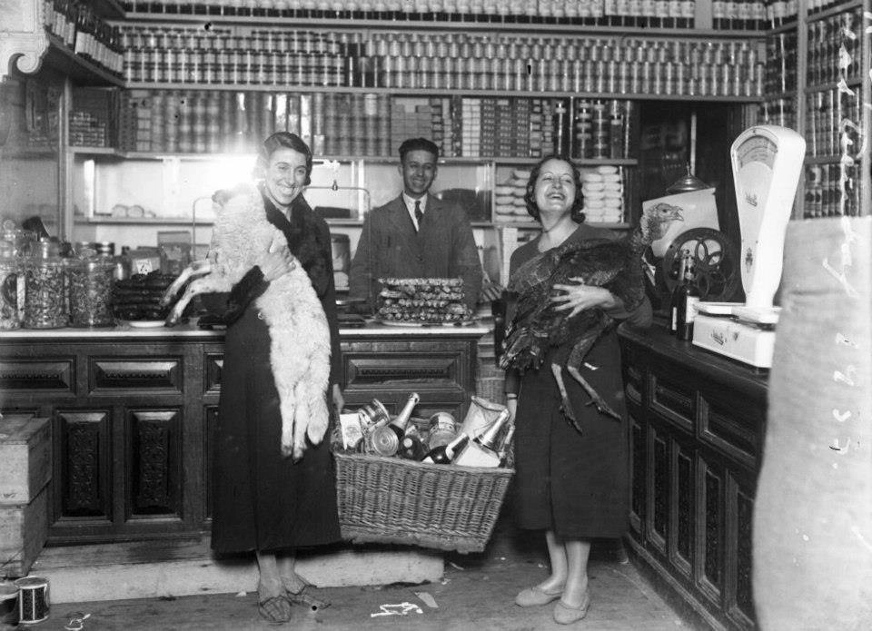 Dos mujeres con un cordero, un pavo y una cesta con viandas para la cena de Nochebuena (1933)