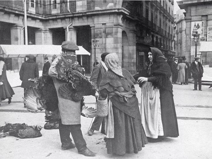 Imagen de las vendedoras de pavos, que paseaban su mercancía por la Plaza Mayor de Madrid, a comienzos del siglo XX