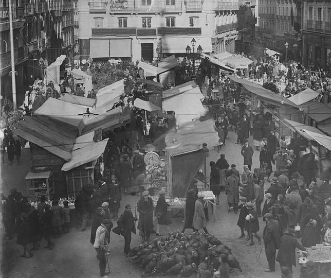 Madrid, diciembre de 1926. Un animado aspecto de la Plaza de Santa Cruz, concurrido mercado de figuritas y accesorios para nacimientos