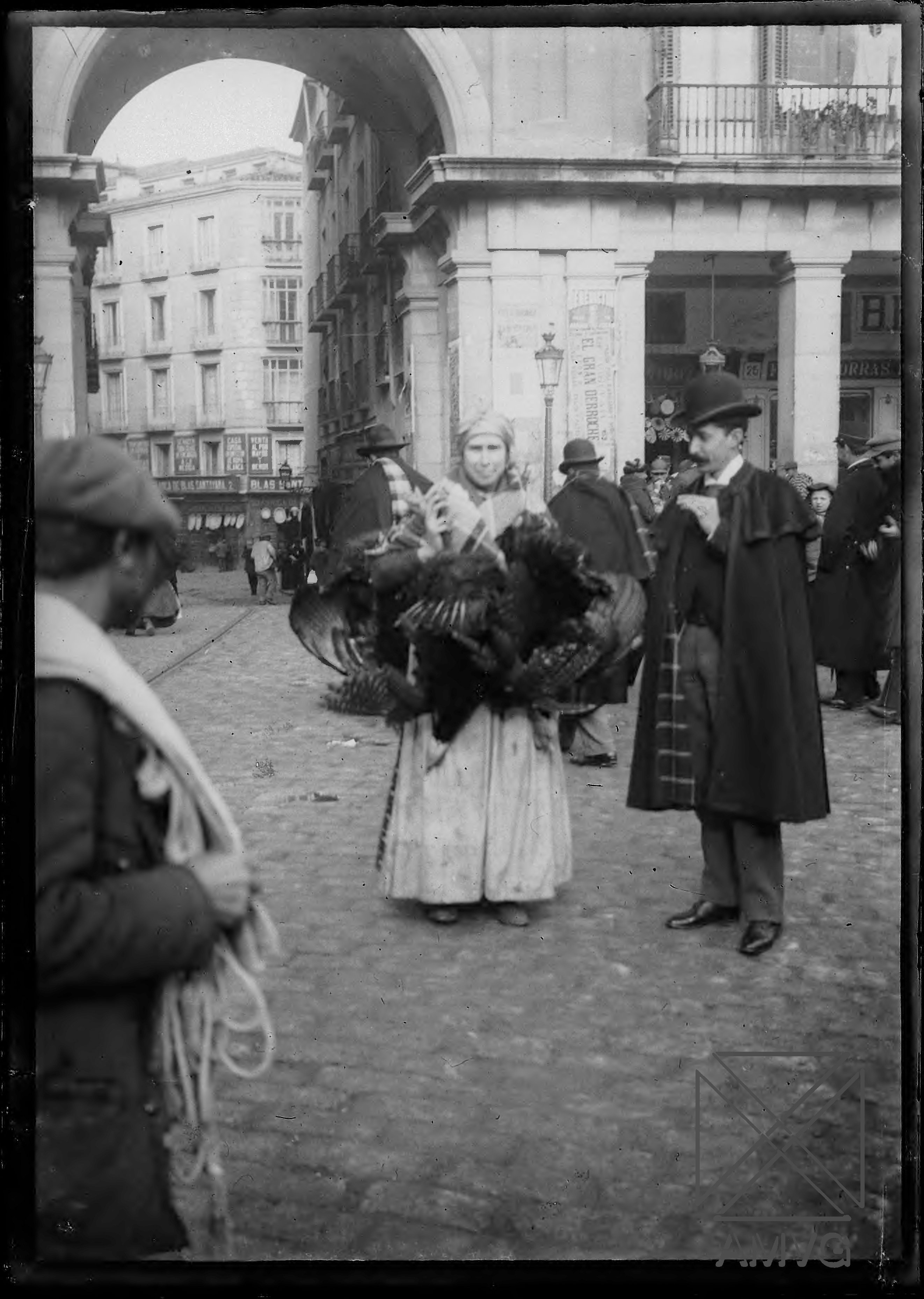 Vendedora de pavos en la Plaza Mayor de Madrid, aproximadamente 1900