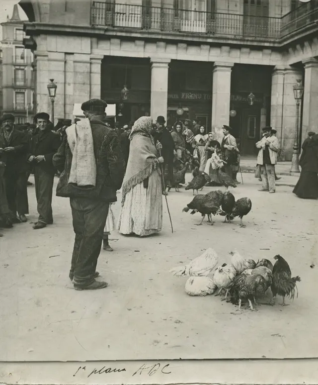 Vendedores de pavos en la Plaza Mayor (1930)