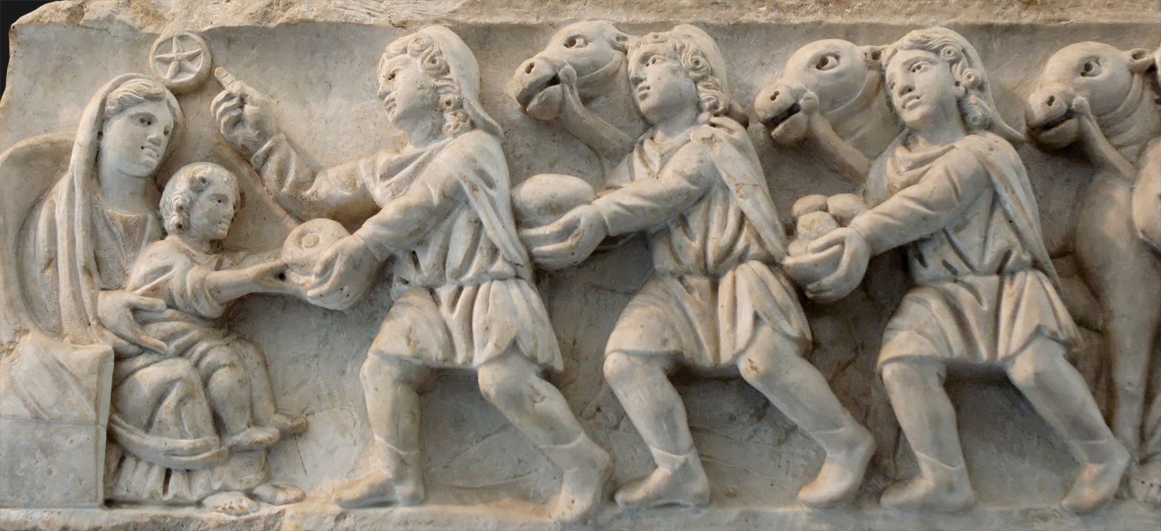 Adoració dels Mags. Panell d'un sarcòfag romà del segle IV. Procedent del cementiri de Santa Agnès a Roma.