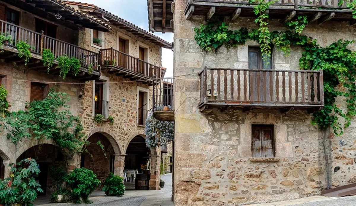 les-figures-del-pessebre-popular santa-pau-girona-pueblos-medievales